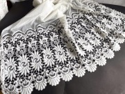 Firana z szeroką gipiurą,biała.110x104cm. małe okno.