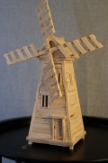 Dekoracyjny, wykonany z drewna wiatrak ( młyn wietrzny)