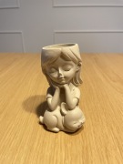 Doniczka betonowa dziewczynka