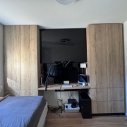 Meblościanka z biurkiem - halifax i czarne fronty akrylowe na wysoki połysk