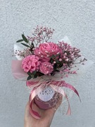 Kompozycja z żywych kwiatów i świec sojowych 