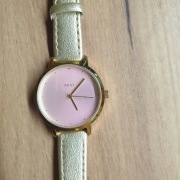 DKNY Zegarek damski ze złotym paskiem 