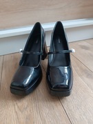 Czarne lakierowane obcasy 