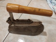 Stare żelazko elektryczne retro / vintage z drewnianą rączką – PRL
