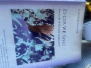 książka "Życie we śnie" z podniszczoną  okładką