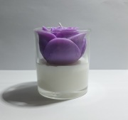 ŚWIECZKA OZDOBNA RÓŻA 110 GR W SZKLE OTWARTYM - FIOLETOWA