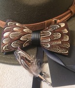 Piękna brosza i muszka myśliwska, BOLO, do kapelusza na bal, Krawatnik, HYB