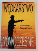 Zestaw książek o tematyce wędkarskiej.