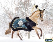 BREYER 700126 Koń świąteczny Highlander 2023