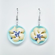 Kolczyki wiszące na biglu talerz pierogów z jagodami z modeliny fimo 