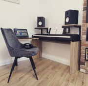 Biurko pod pianino oraz monitory studyjne