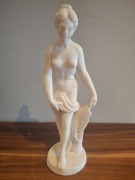 Figurka kobiety akt z alabastru 