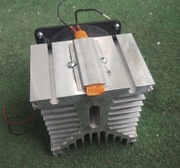 Duży radiator z wentylatorem i elementem grzejnym