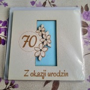 Kartka Drewniana na 70 Urodziny Otwierana Laserowa Kwiaty Cyrkonie Koperta