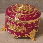 Piękna bogatozdobiona szkatułka metalowa włoska złocona w emalii. Paris