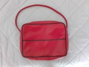 Saszetka, czerwona z krótkim paskiem. Lata 70-te.