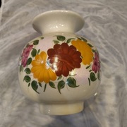 Recznie malowany przez A. Gromek porcelanowy wazon z okresu PRL