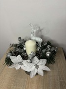 Stroik świąteczny ze świecą w kolorach bieli