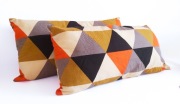 Poduszki dekoracyjne podłużne kolorowe geometryczne trójkąty 55 cm NOWE