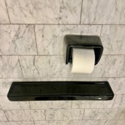 ceramiczna półka i uchwyt na papier belgijskiej firmy Zangra