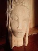 Rzeźba, głowa kobiety. Porządki w starym domu.