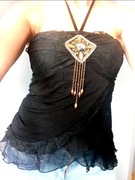 Bluzka z ozdobnymi kamieniami i koronką 