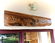 Deska z adresem zamieszkania. Wypalana pirografem