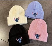 Czapka z Haftowanym Motywem Stitcha – Unisex, Ciepła i Elastyczna