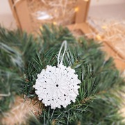 Śnieżynka na szydełku bombka zawieszka na choinkę biała na prezent