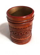 Drewniany, rzeźbiony kubek na ołówki - wzór huculski.