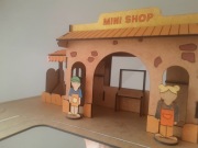 Drewniany Domek: Mini Sklepik + 2 Lalki tor dla samochodów