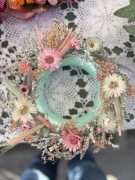 Wianek wieniec Wielkanocy z suszonymi kwiatami delikatny