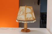 Lampa stołowa z drewnianym abażurem vintage