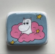 Magnes na lodówkę, malowany kamień, muminek