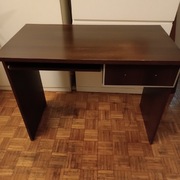 Biurko brązowe z szufladą i wysuwaną p