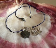 Bransoletka regulowana na nici Labradoryt Kokardka