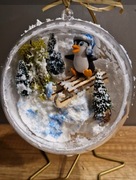 Bombka 3d przestrzenna z pingwinkiem na sankach w zimowym wnętrzu 