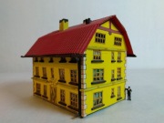 Dom/Kamienica żółty w skali H0