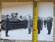 Fotografia PRL Wojsko Polskie – czołg T-55 i kadra wojskowa LWP zdj