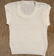 Biały sweterek bez rękawów