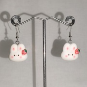 K129 Kolczyki wiszące Zajączki Króliki z truskawką Handmade