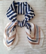 Beżowo granatowa apaszka w paski i kropki