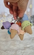 Szydełkowy brelok lód na rożku – handmade amigurumi, uroczy prezent