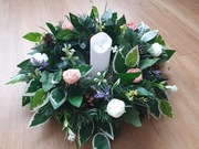 wieniec wianek peonie białe różowe stroik na stół grób cmentarz kwiaty