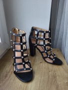 Buty na obcasie Guess