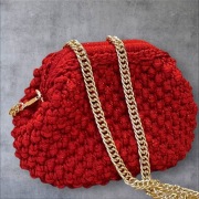 Czerwona torebka wieczorowa  – elegancka torebka damska z łańcuszkiem