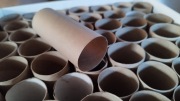 Rolki po papierze toaletowym decoupage na zajęcia z plasyki