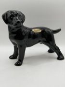 Porcelanowa figurka czarnego labradora marki Token Pottery LTD