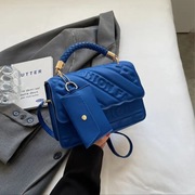 Torebka w stylu Chanel – pikowana listonoszka z łańcuszkiem