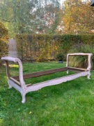 Stary stelaż przepięknej leżanki, łóżka lub sofy